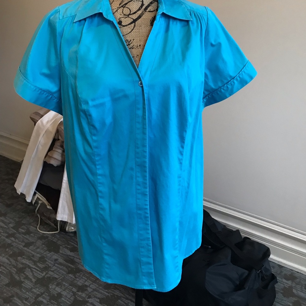 Beautiful ladies blouse with adjustable button sle